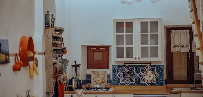 Oklejanie szafek w kuchni folią – nowoczesne rozwiązanie