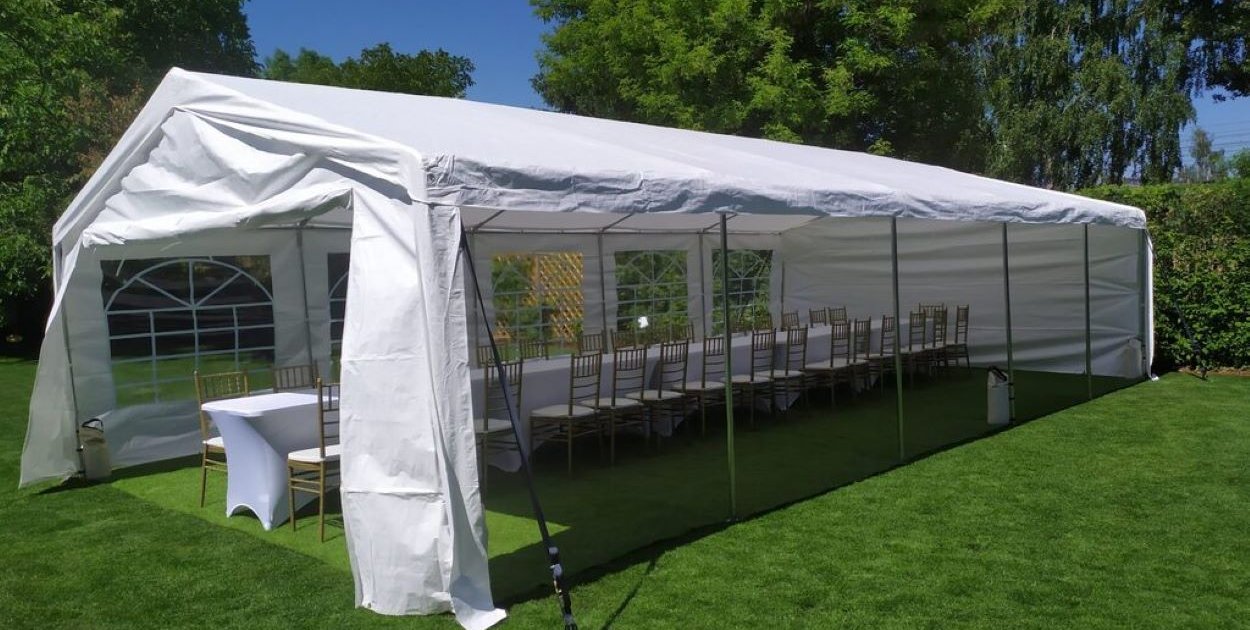 Wynajem namiotu na imprezę plenerową – co naprawdę ma znaczenie przy wyborze?