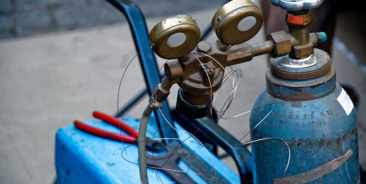 Jakie gazy do spawania wybrać? Różnice między propanem, acetylenem i mieszankami t