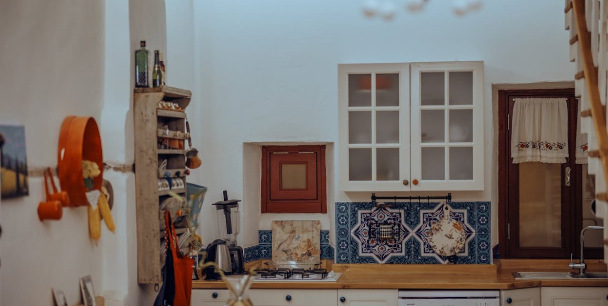 Oklejanie szafek w kuchni folią – nowoczesne rozwiązanie